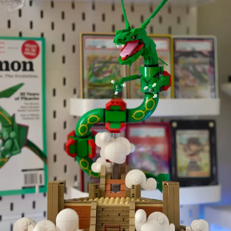 Rayquaza de bloques expuesto en una estantería